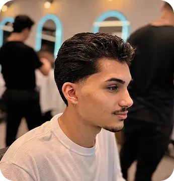 Imagem de modelo com cabelo e barba feitos